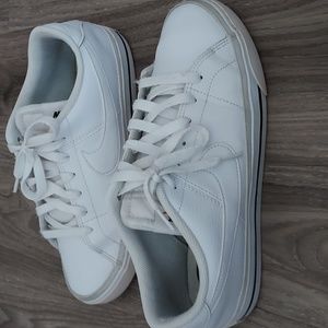 🤑ON SALE! Nike Low Top Sneakers Size 9.5 White